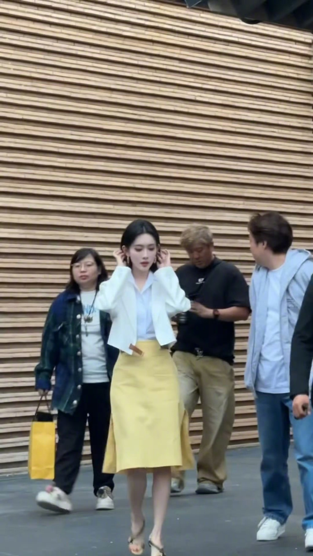 谁给孟子义递个现偶本子？