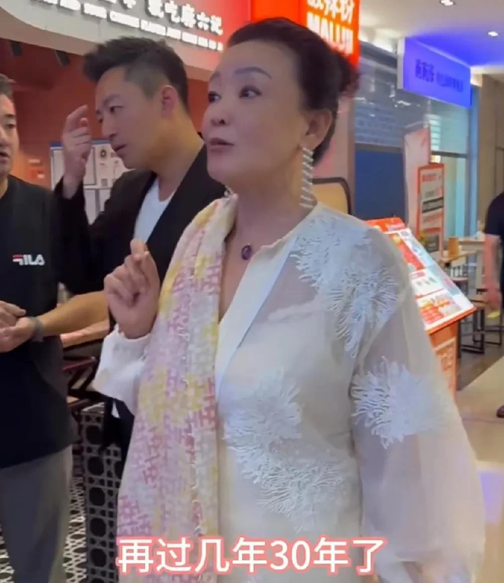 张兰和汪小菲巡店，遇到跟着她三十年的老员工跟安总说，大钟比你来的都早，九几年就跟