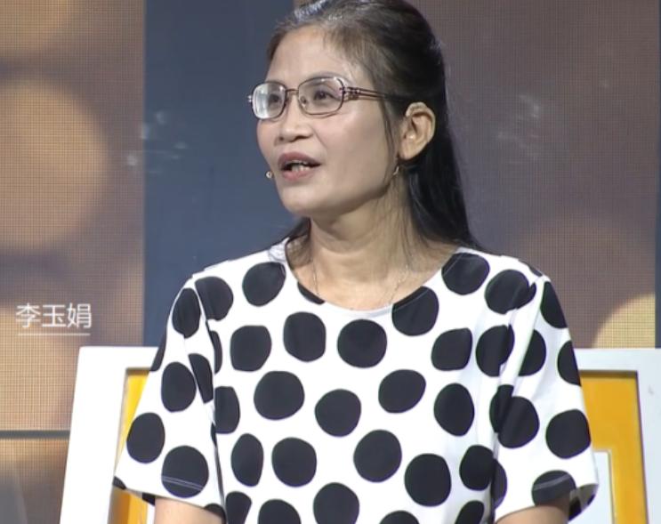 2003年一天，45岁的保姆正打扫卫生，突然在沙发夹缝中看见了一个闪光的东西，拿