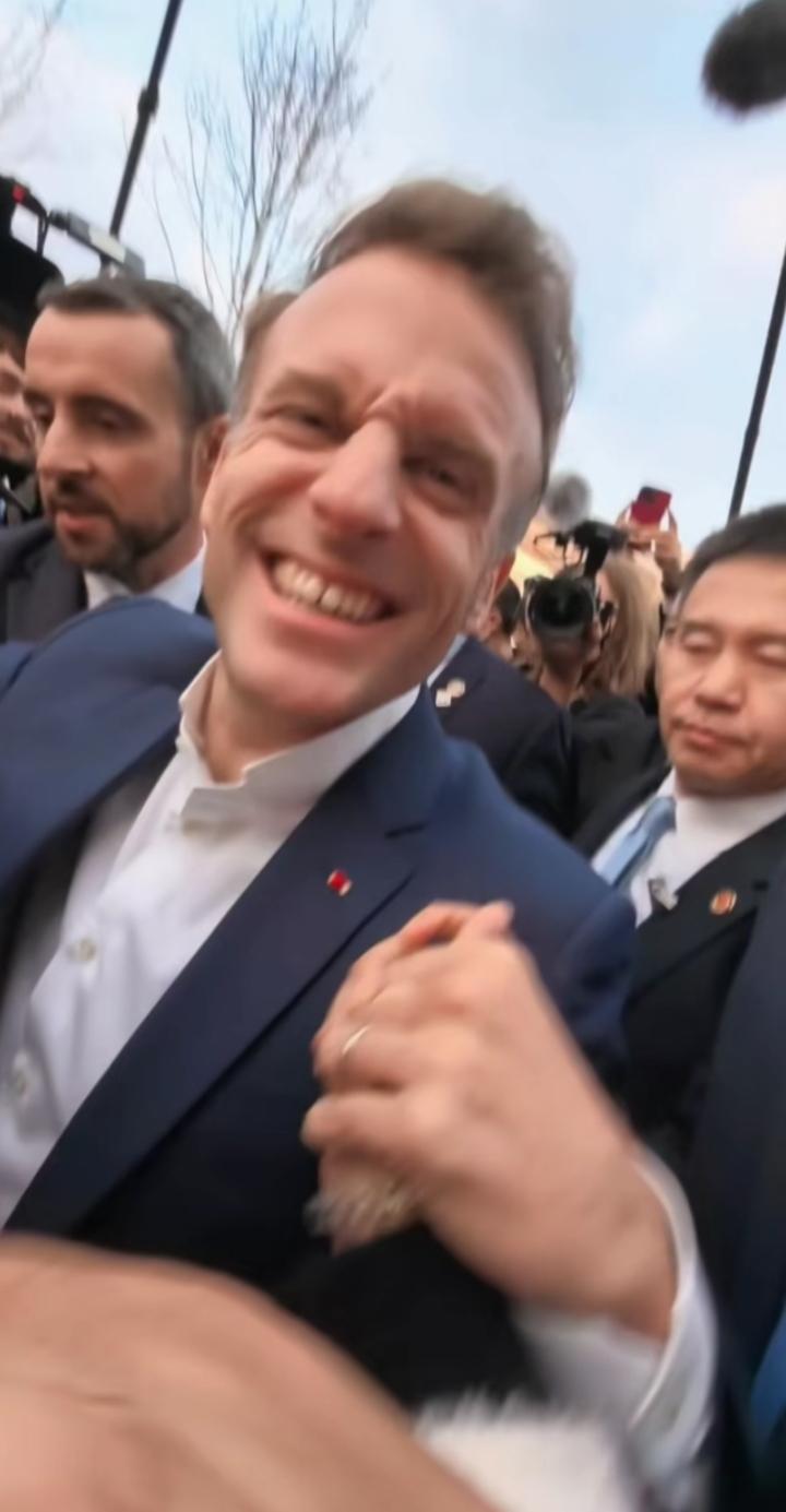 法国总统马克龙来成都可太嗨了！成都群众热情似火，一个个都抢着要和马克龙握手，现场