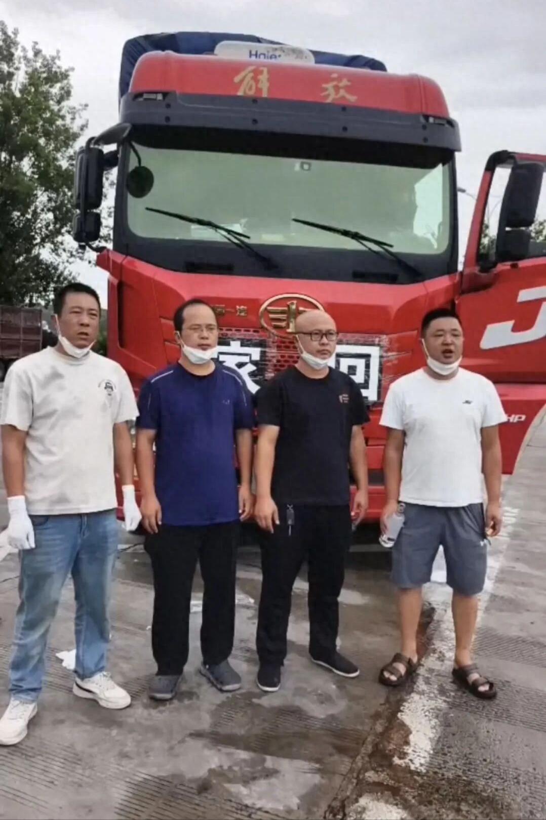 泪目了，陕西服务区，一辆货车停了三天没人动。工作人员打开门才发现，34岁司机早已