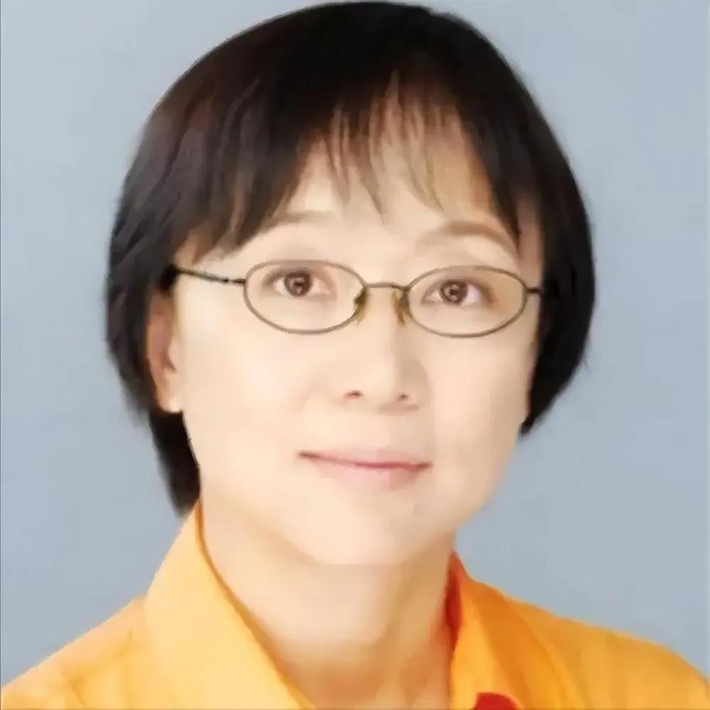 当年，上海“高考状元”袁钧瑛，公派留美却拒不回国。然而，40年后，已经成为著名科