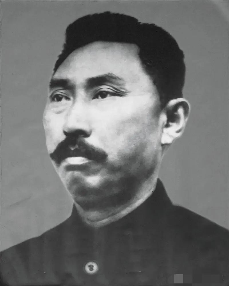 1909年，27岁的陈渠珍以清军督队官身份随川军入藏，他在当地藏官加瓜彭错的宴席
