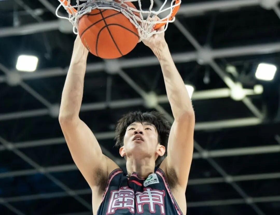 放弃外租离队，黄明依选择留守广东谋求成长黄明依此前休赛期曾十分接近租借离队