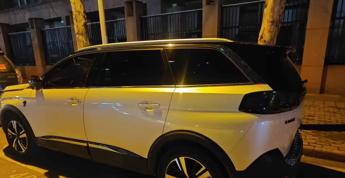 开着我的标致5008GT，最近发现个事儿挺纠结。天气稍暗，自动大灯就“唰”地亮起