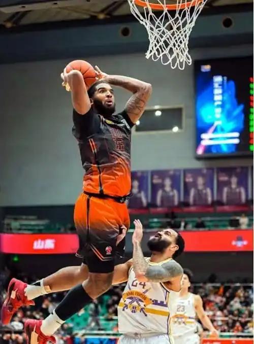 山东高速的克里斯，来自美职篮，29岁了，实际上还是个大男孩。克里斯的身体素质和