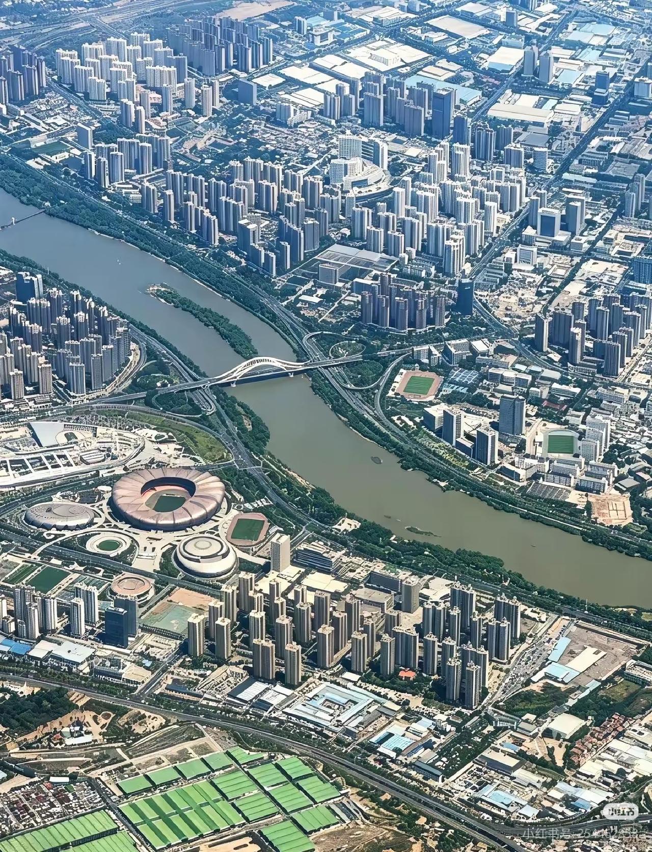 兰州城市学院的变化可真是天翻地覆。以前那地方偏得很，现在摇身一变成了中心区域。