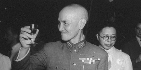 孙中山为什么要让蒋介石当黄埔军校校长呢？孙中山从年轻时就投身推翻清朝的运动，组