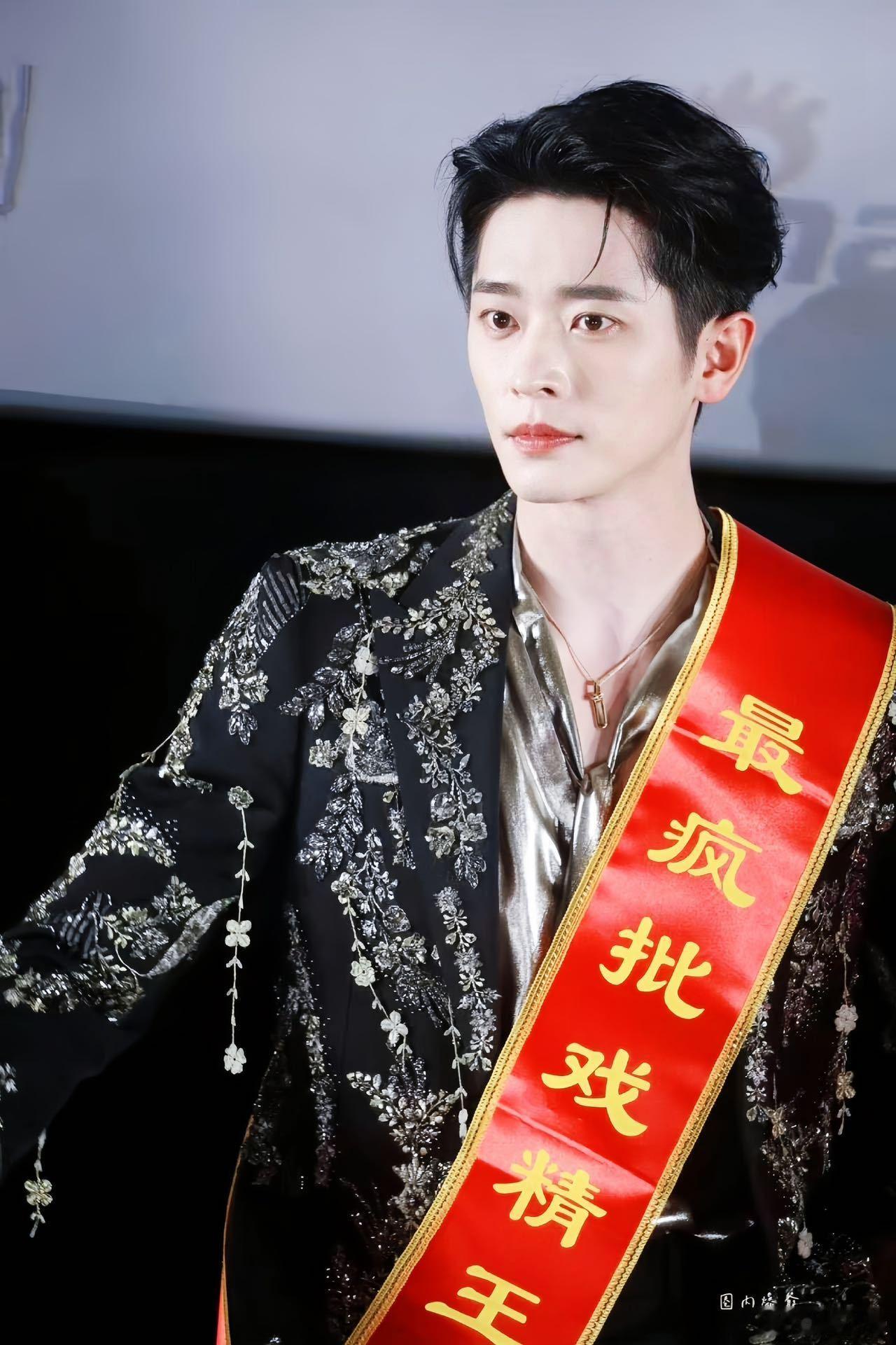 丞磊大冬天热的满头大汗丞磊的冬天是盛夏吧！大冷天热到满头大汗，这反差感拉满，隔着