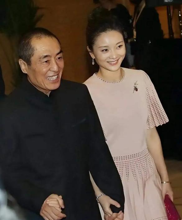 张艺谋的妻子陈婷，比丈夫小31岁，如今是人生大赢家，两个儿子一个女儿，大儿子都2