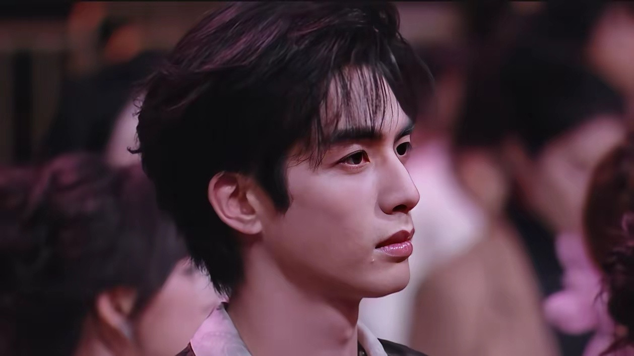 看了这么多男星的骨相对比，论颌面线条的规整度与精致感，张凌赫和宋威龙确实是天花板