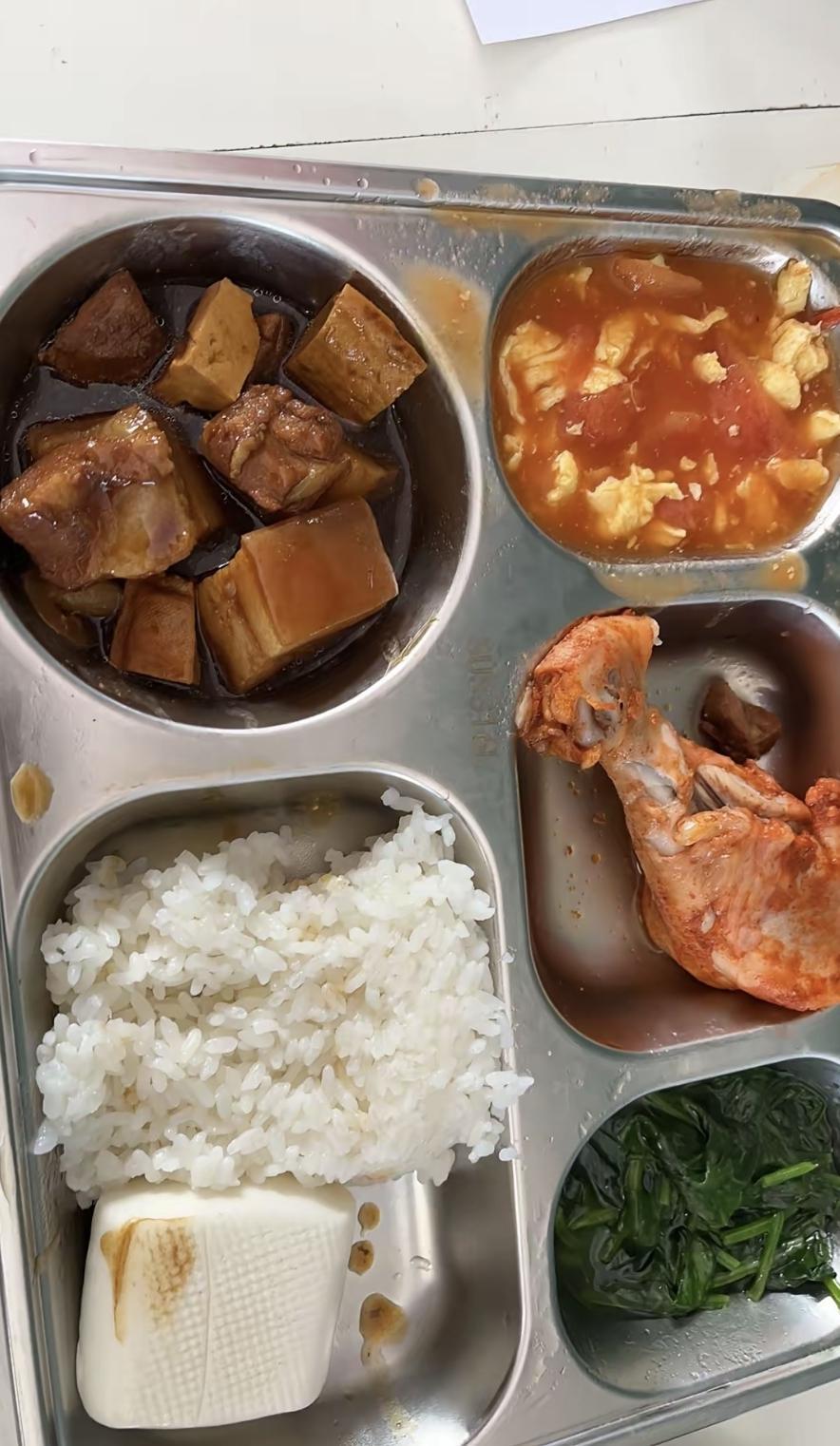 最近我娃娃学校换了供餐公司，以前那个绿捷换成光明了。上周家长还能去陪餐，亲眼看见