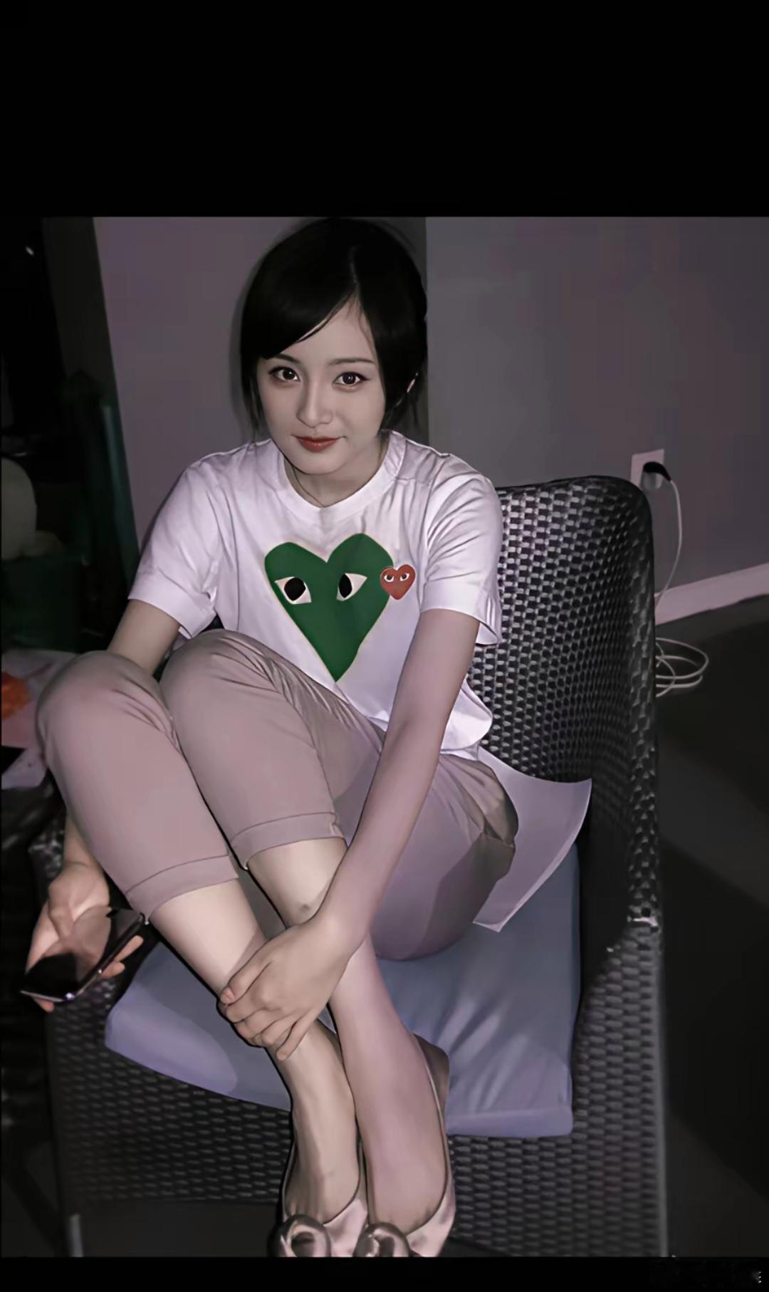 杨幂未出道时期颜值就很出众，天生精致五官，少女感扑面而来。