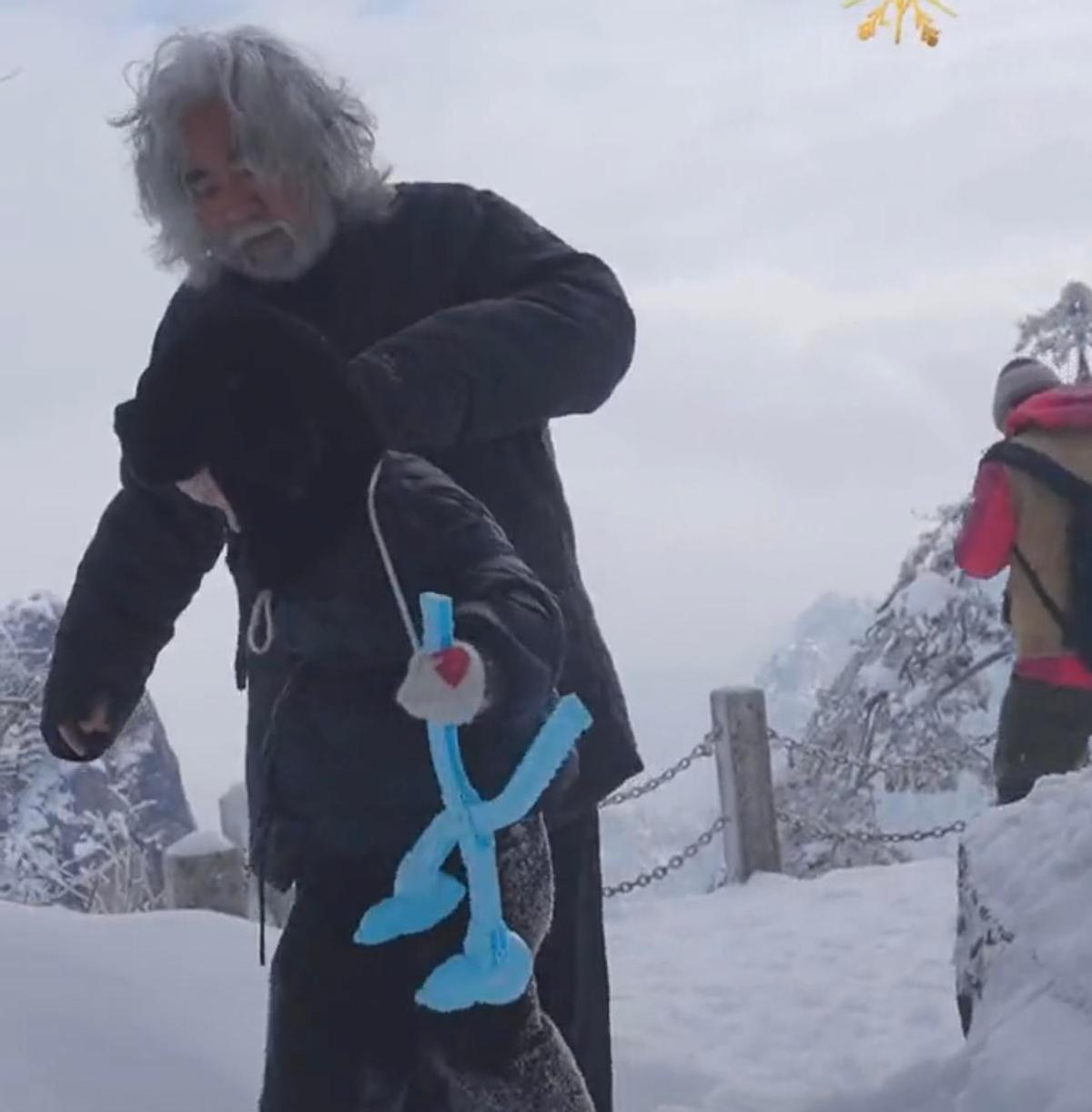 73岁的张纪中大雪天不在家抱孙子，反而陪着娇妻杜星霖在外面“抗冻”，这画面一出来