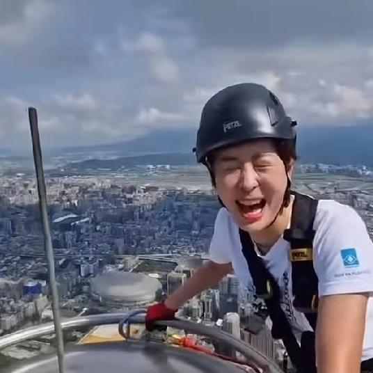 看得人手心直冒汗，贾永婕估计全身上下都湿透了拼命用大叫大笑分散注意力，掩