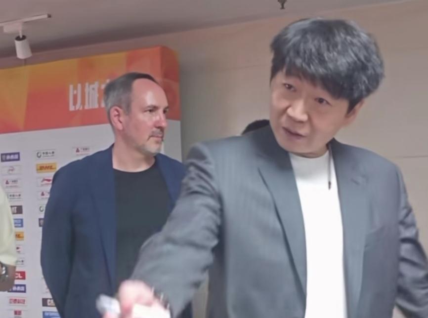 山东季后赛主场惨败上海！主帅邱彪赛后表示有些球员不像职业球员！那邱彪所说的球员是