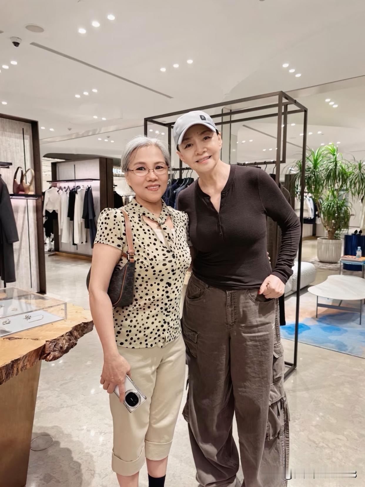 不少明星离开美颜镜头之后，才会展现出最真实的生活状态。最近就有网友在北京商场