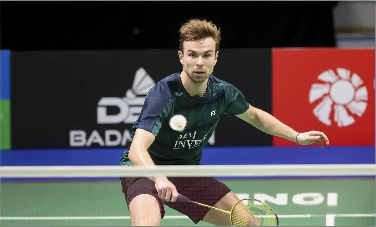 北京时间10月29日，刚刚结束的一场2025年海露羽毛球公开赛男单正赛首轮比赛，