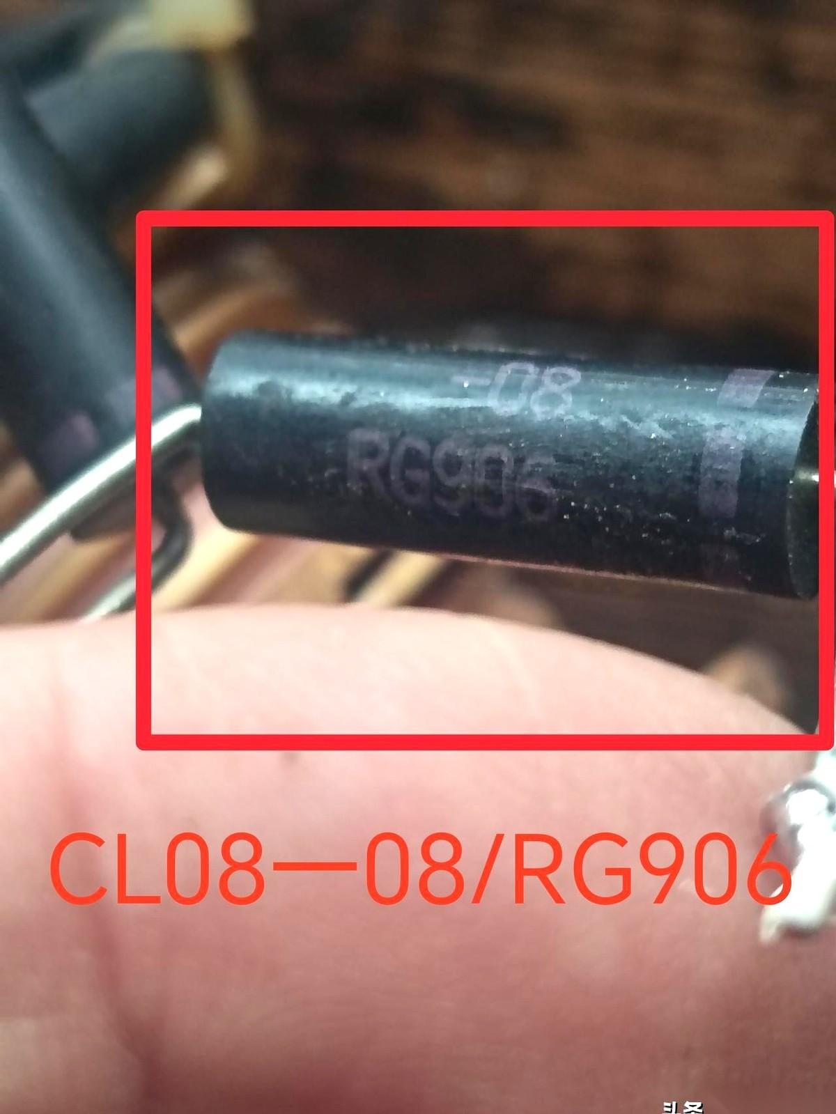 桌上，一台金色的美的微波炉被拆得七零八落，螺丝和零件铺了一片。他终于找到了罪魁