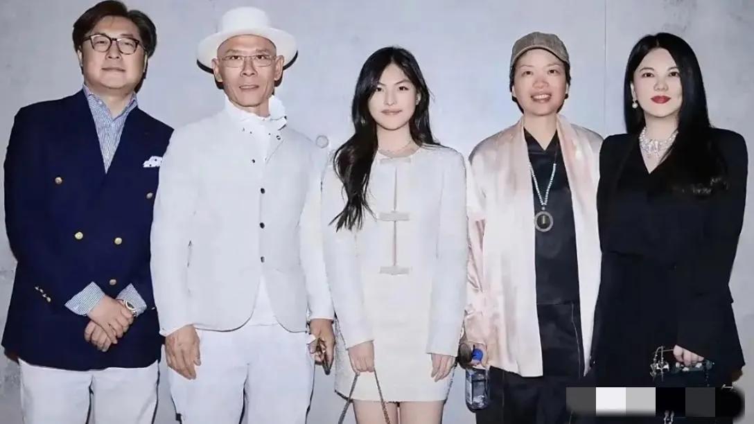 哇塞，原来耀若春华的王诗龄的爷爷这么英俊潇洒，气宇轩昂，颜值与身材远超爸爸呀；奶