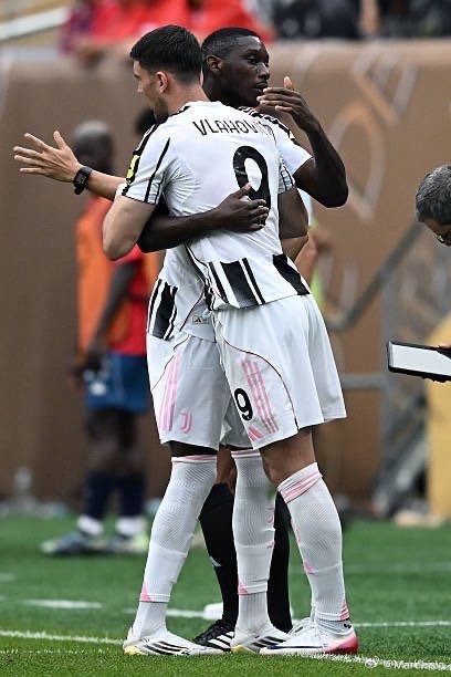 都灵体育报：尤文图斯在进攻方面的建队目标很明确，即打造两名技术精湛、战术上可以互