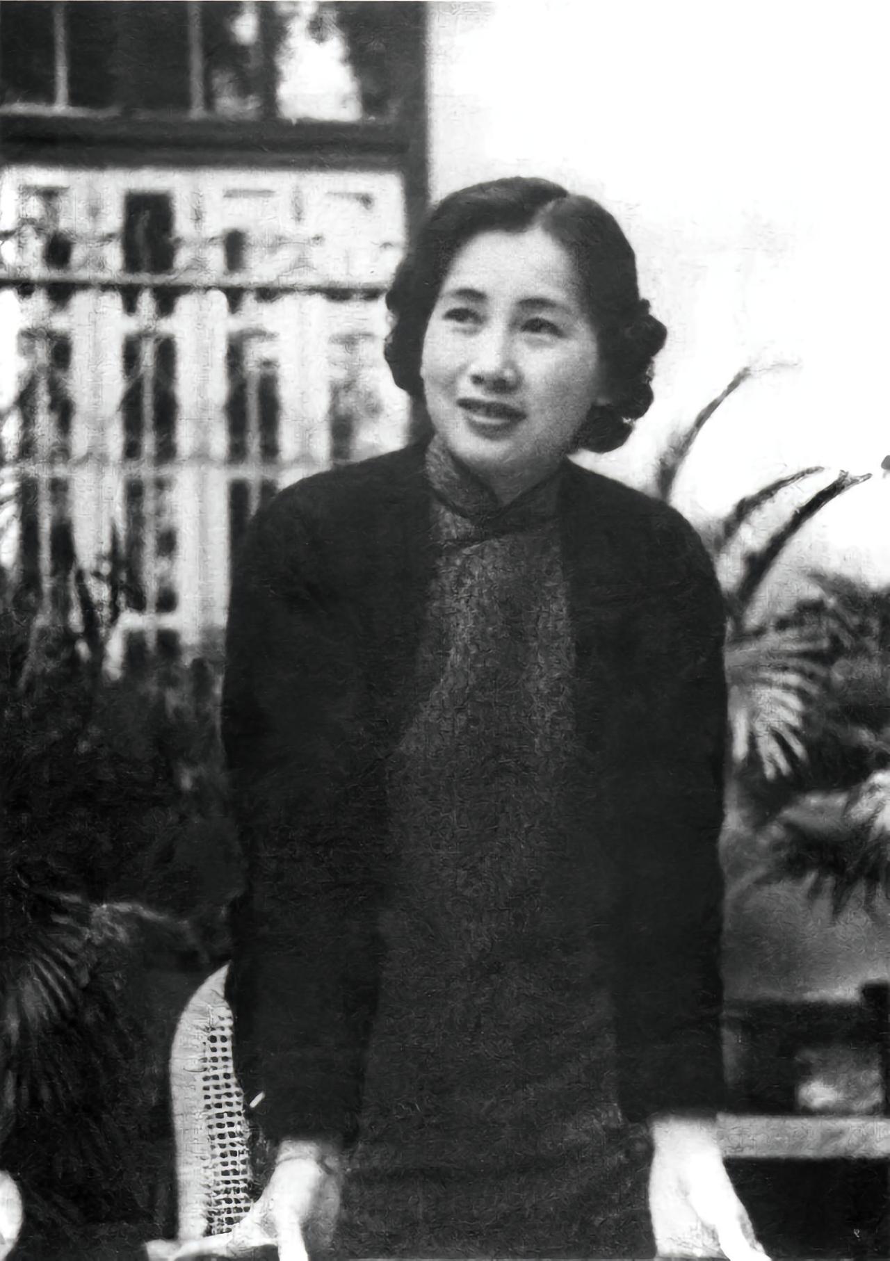李秀文，清德宗光绪三十三年（公元1907年）出生在广东省东莞长安镇乌沙村，父亲名