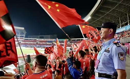 湖南媒体不仅把娱乐玩明白了，一个华丽转身，又把湘超城市联赛玩出了新高度，其火爆程