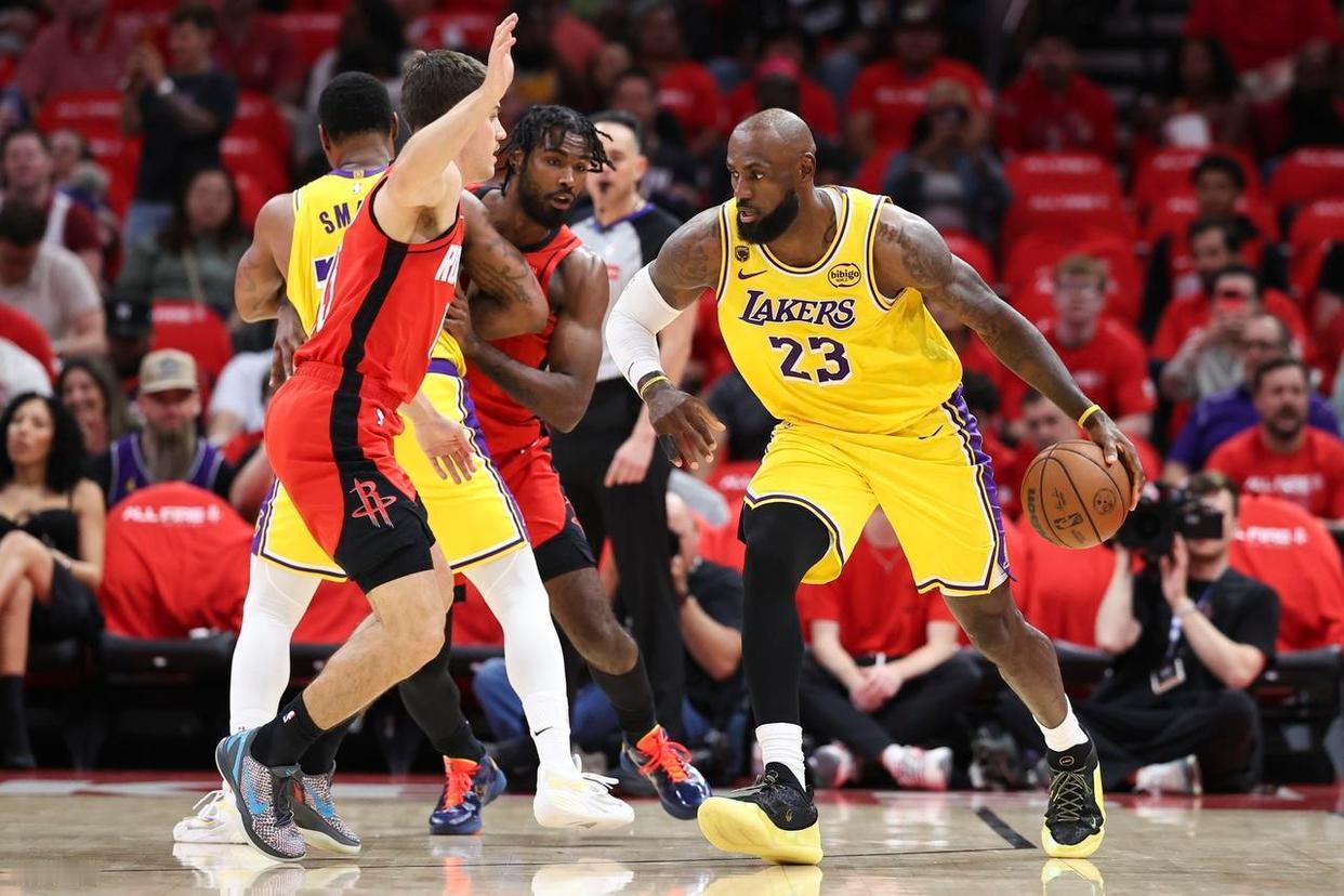 火箭帮助詹姆斯拿到了休赛期的续约大合同，这话绝对是没有错的。NBA季后赛首轮G3