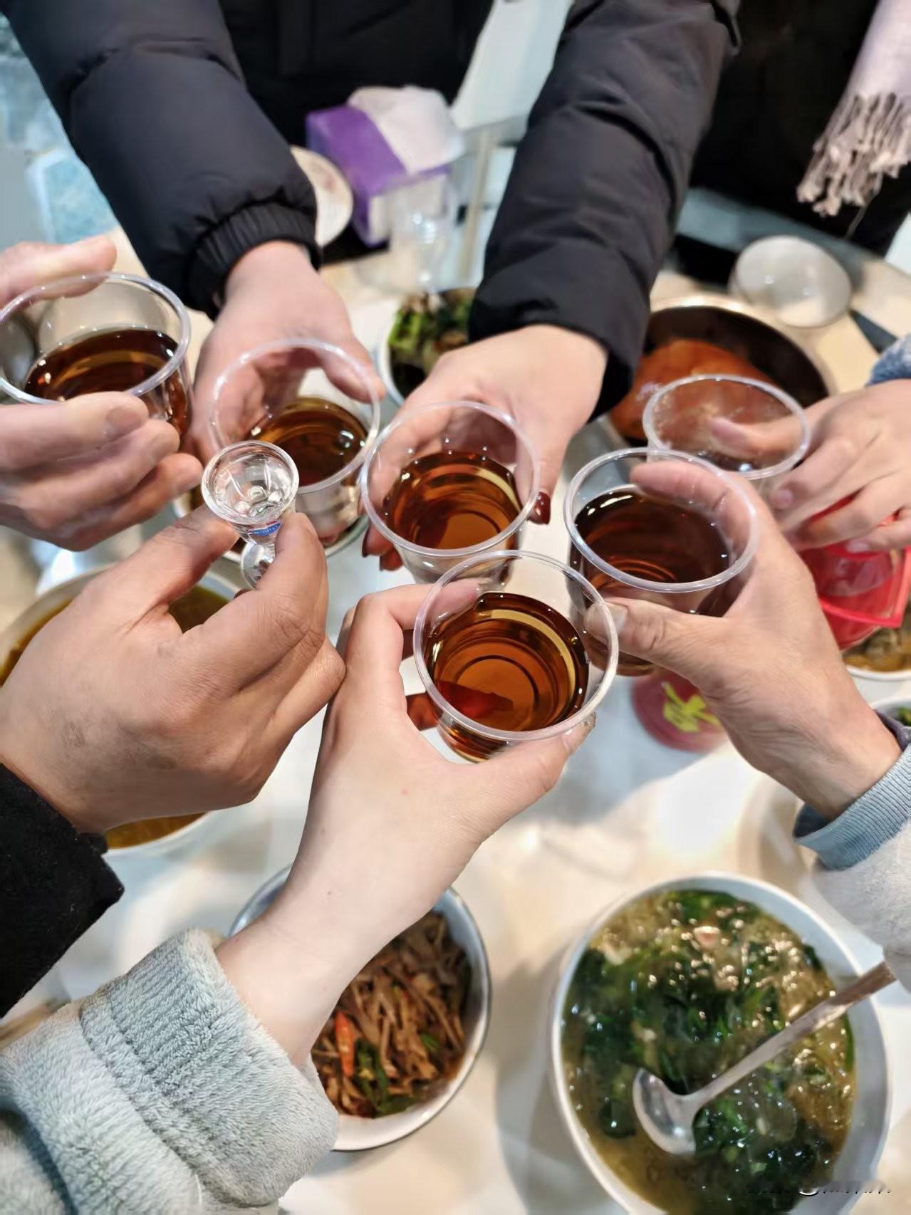 今天大年初三，我们一大家子去外婆家拜年。爸妈、我和兄弟姐妹三个，再加上我家四