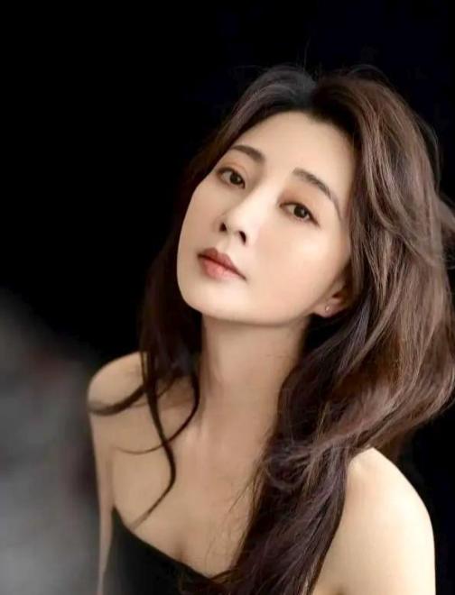 2009年，殷桃在富豪孙东海的疯狂追求下，成为了他的女人，没想到孙东海又惦记上了