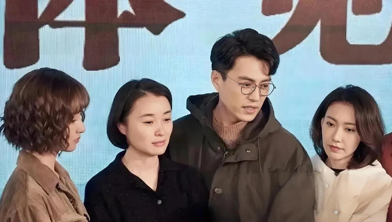 这四个演员里，只认出了帅气的靳东，和貌美的高露，左边那两位女演员，她们是谁？