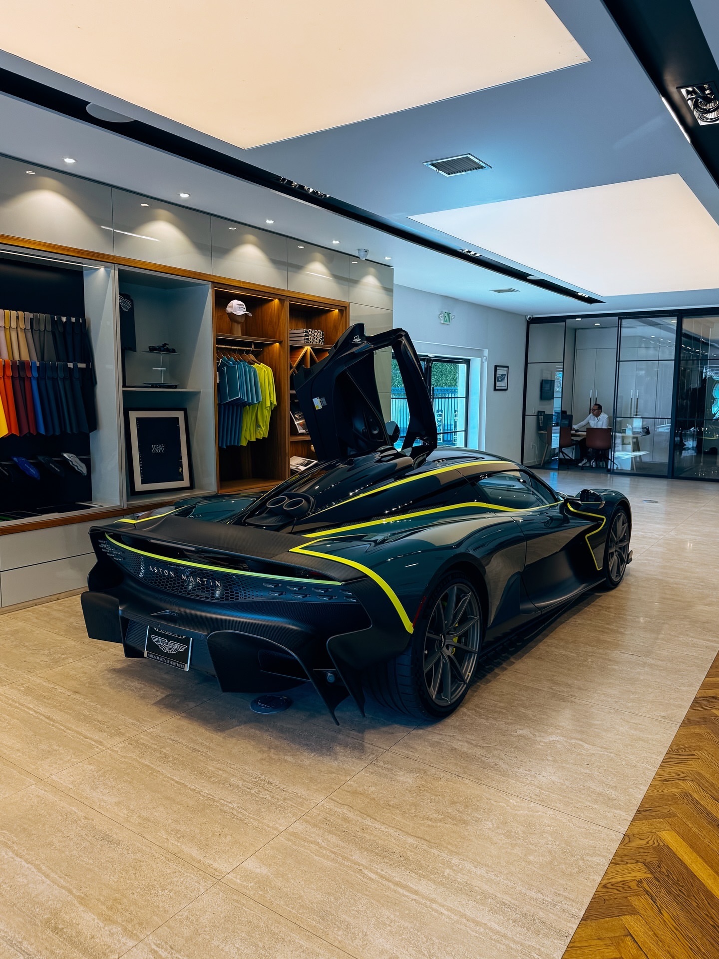 阿斯顿·马丁比佛利山庄交付了第一辆AstonmartinValhalla。车身