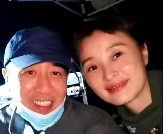 吴越说今年过53岁生日时,于和伟他们在我家院子里搞了个派对。提及陈建斌,她笑着