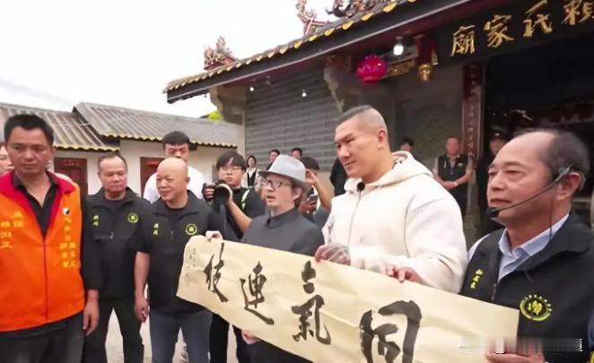 赖清德声称自己不是中国人，台湾省网红“馆长”造访福建，帮赖清德寻根，而赖氏家庙中