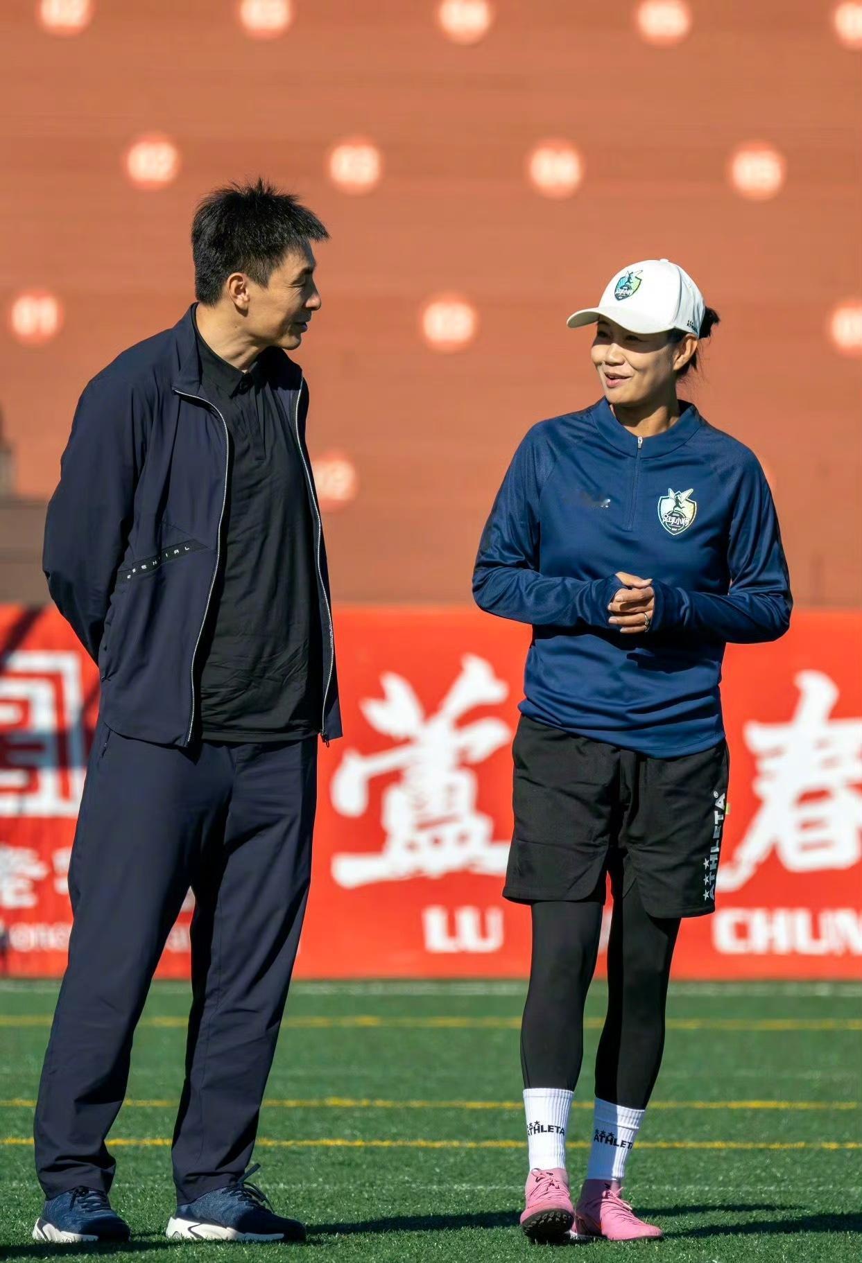 李玮锋：端姐，你带这帮小姑娘，比带男足省心吧？韩端：省心啥，小姑娘心思细，练