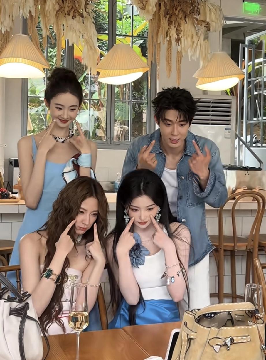 第一次如此直观的感受到孔雪儿这么好看。平时没觉得孔雪儿有多漂亮，但是有其她人的