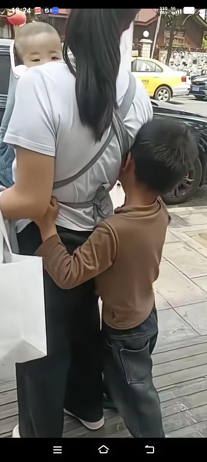 心碎了，儿子在街上偶遇离婚一年的妈妈，儿子哭着上前抱住妈妈说：我好想你，妈妈心都