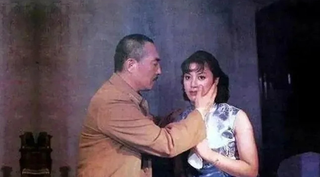 1938年，国军上将韩复榘被枪杀，姨太太纪甘青前往收尸，在坟前哭拜后离开，此后和