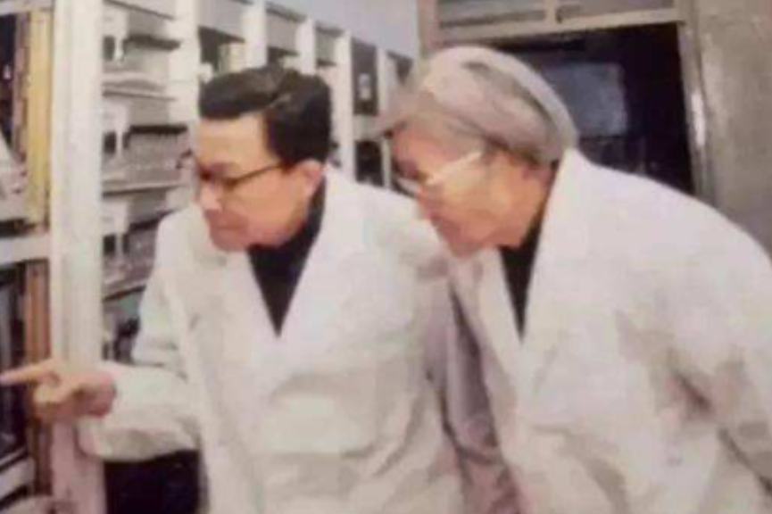 1956年，王承书一家准备登船回国，美一工作人员勒令她打开箱子，脱下高跟鞋。谁料