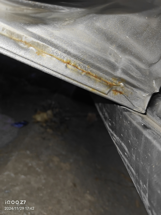 3年9个月帝豪大家看这是不是锈了，锈了的话开个十年没问题吧