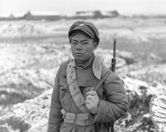 1948年3月，国民党整90师中将师长正在怒骂小电话兵，甚至开了两枪恫吓。小电话