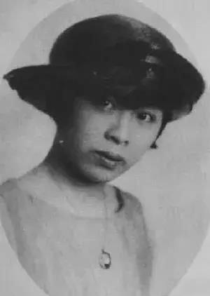在沙士顿时，徐志摩追求林徽因，但还与来看他的张幼仪同房。张幼仪在她的回忆录《