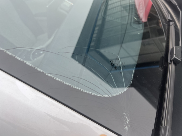 怀疑4儿子店给安装了非原车玻璃新车提车没多久被大卡车上掉下来的木块砸碎了前挡风