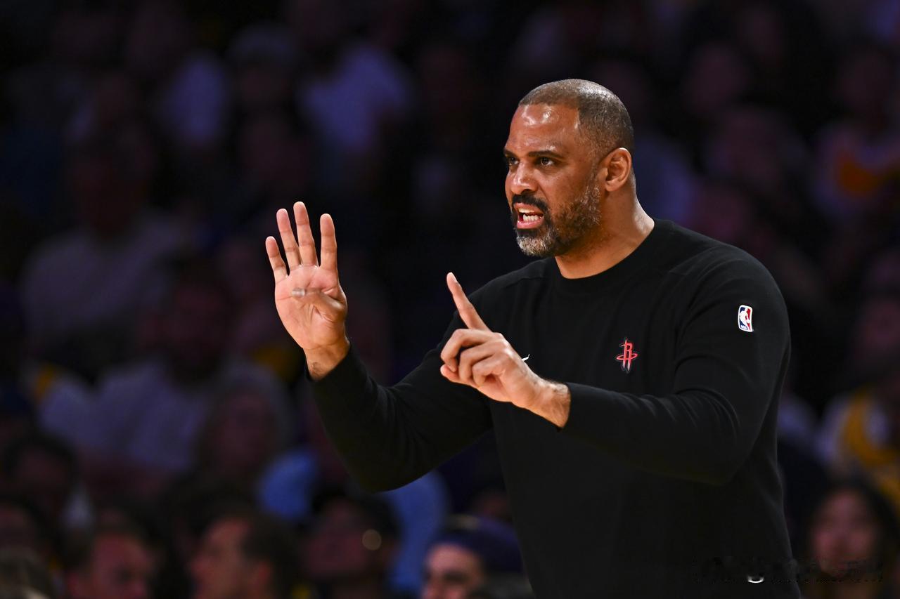 火箭大胜爵士，胜利中找问题。其实还是那个老生常谈的问题，申京的一撅四看真的对吗