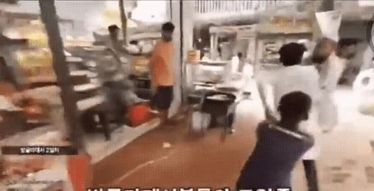 韩国博主在孟加拉国街头直播，正对着镜头说话呢，一个当地人跑过来冲他喊“ching