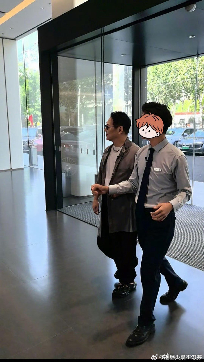 4S店偶遇李连杰李连杰在4S店的偶遇简直就是意外的惊喜！白T加棉麻衬衫，穿搭既简