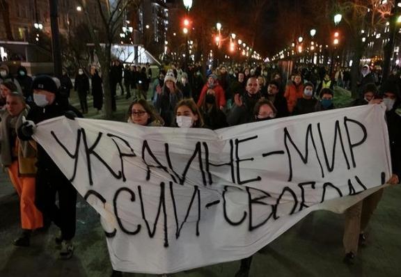 俄乌冲突走到十字路口：普京释放停战信号，战局背后的博弈与僵持