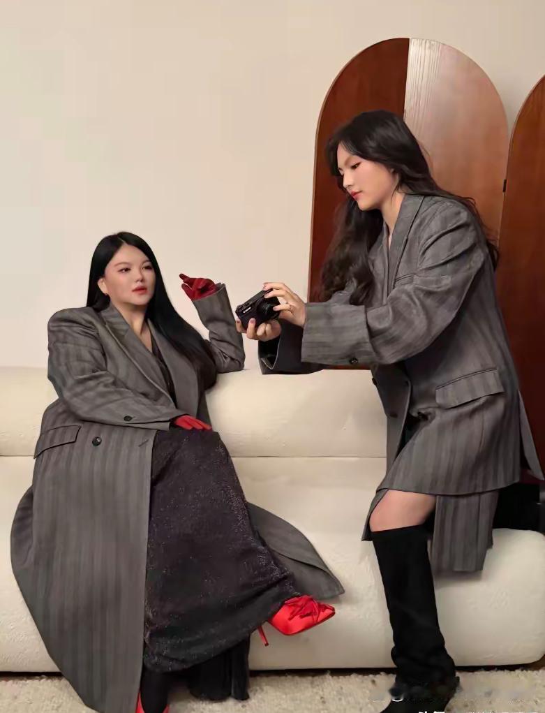 王诗龄回国后和妈妈李湘又拍新片，这次是西装控，王诗龄跟妈妈李湘穿一个系列，有人说