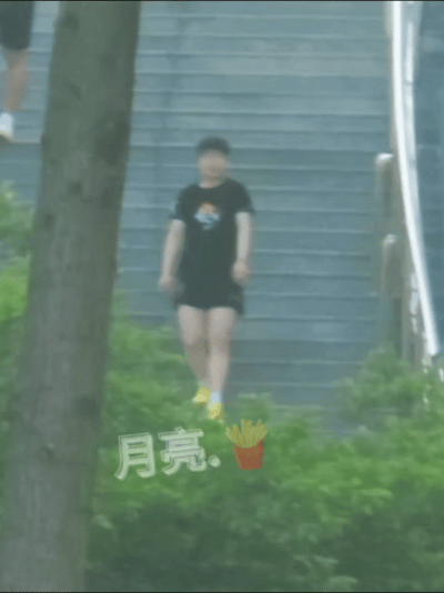 莎莎爬楼梯​​​