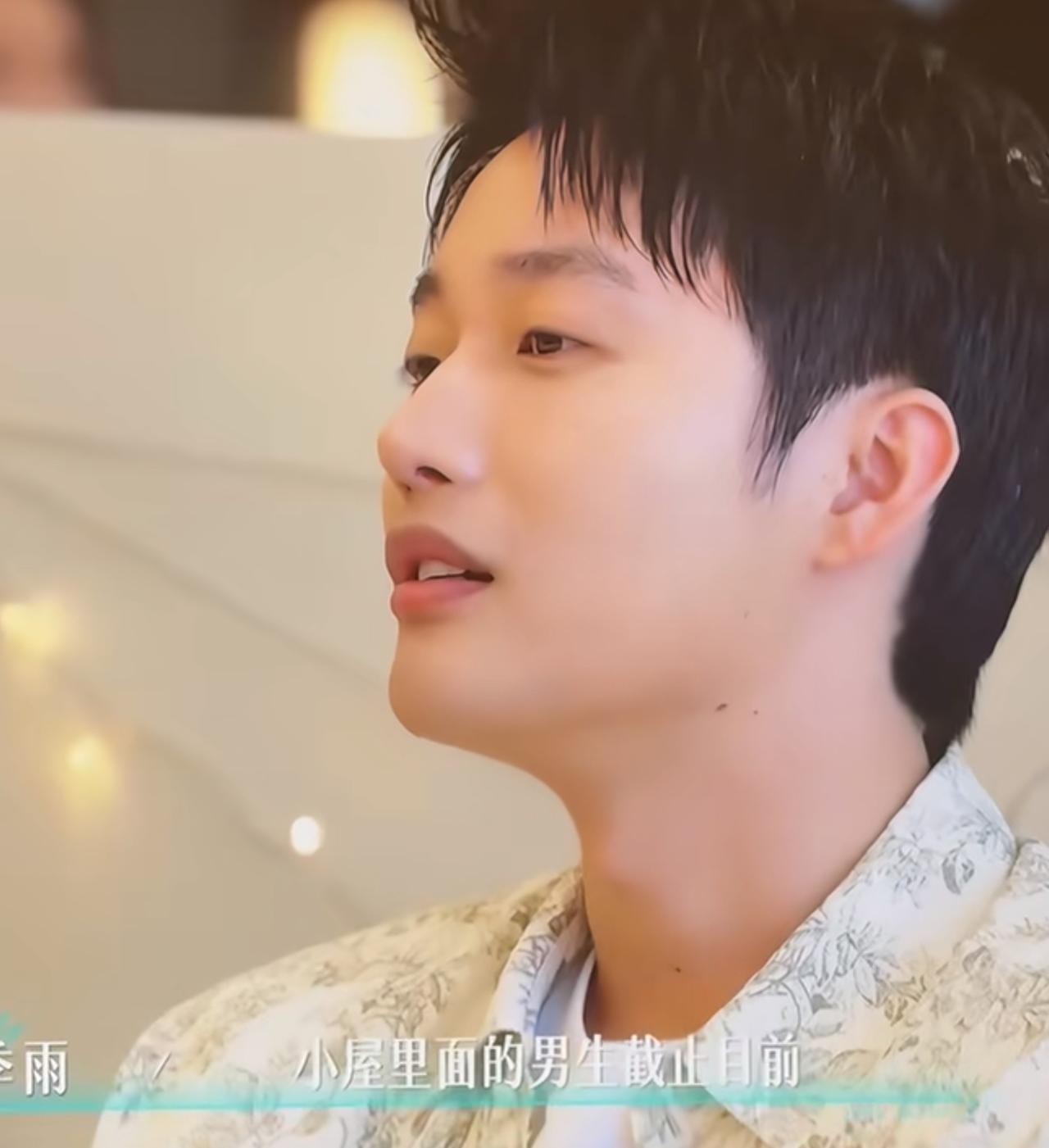 《半熟恋人》里陈丹琪的勇气，我真服气了。新来的男嘉宾季雨当众问她：“小屋里心动
